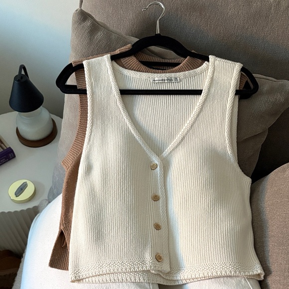 Abercrombie & Fitch Cream and Tan Knit Vest Set - Picture 2 of 3